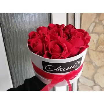 L méretű dobozban piros rózsa